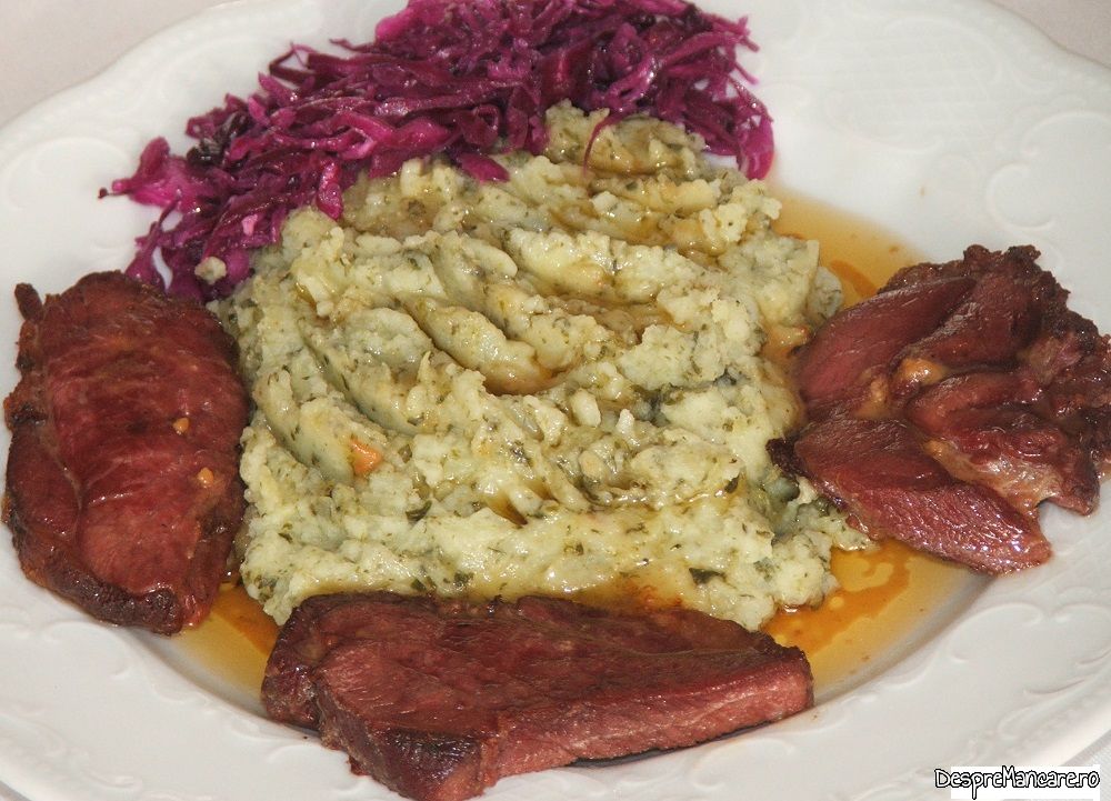 pastrama de oaie la cuptor cu piure de conopida si salata de varza rosie 4