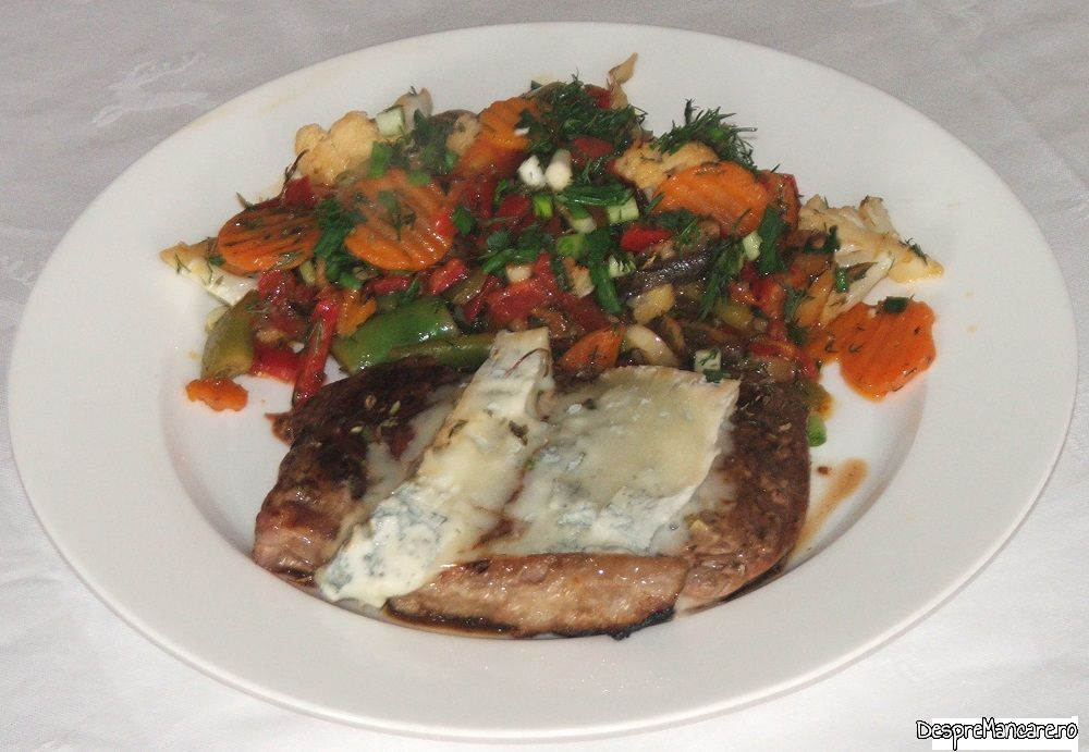steak de vita la gratar cu gorgonzola si legume cu ciuperci la tigaie 8