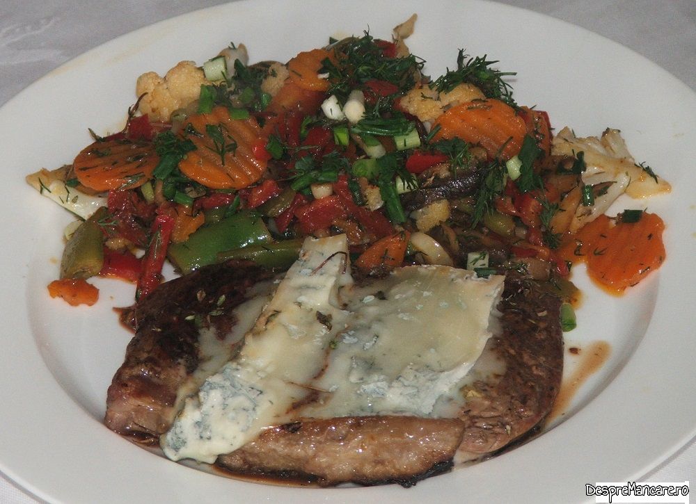 steak de vita la gratar cu gorgonzola si legume cu ciuperci la tigaie 9