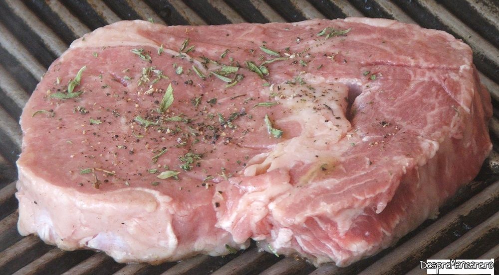 steak de vita la gratar cu urzici batute ou de rata si salata de ceapa rosie 4