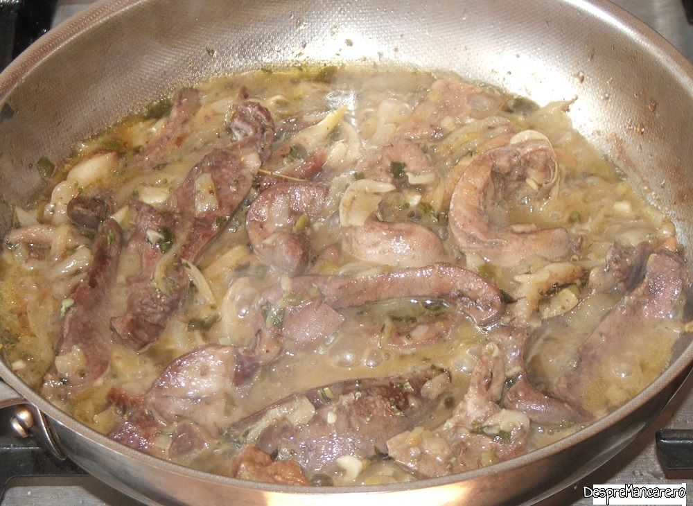 inima si rinichi de porc se inabuse in zeama de portocale in tigaie 4