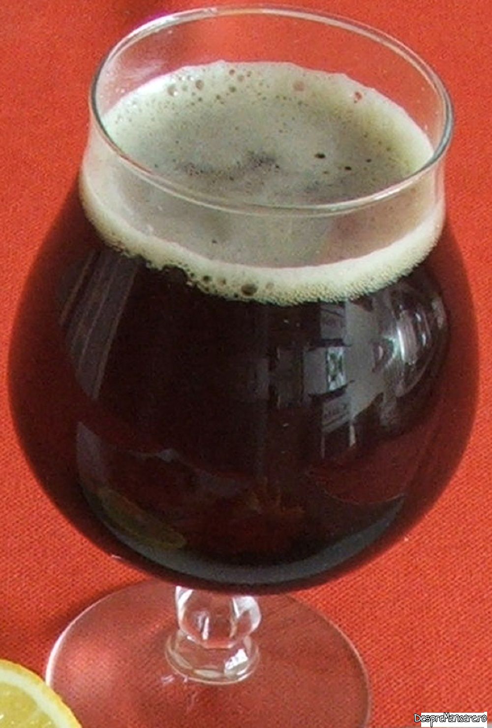 pahar cu bere neagra