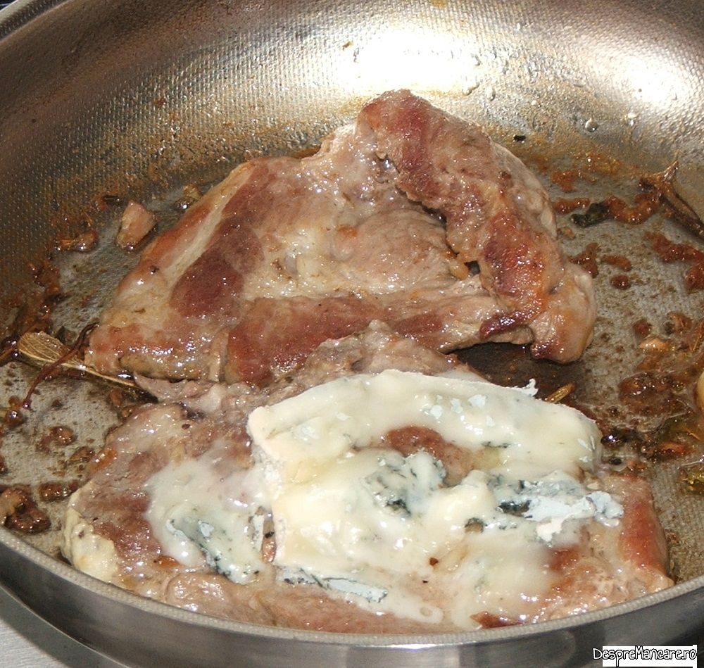 ceafa de porc la tigaie cu gorgonzola, naut, ciuperci si salata asortata (10)