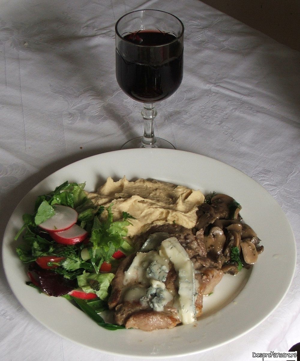 ceafa de porc la tigaie cu gorgonzola, naut, ciuperci si salata asortata (8)