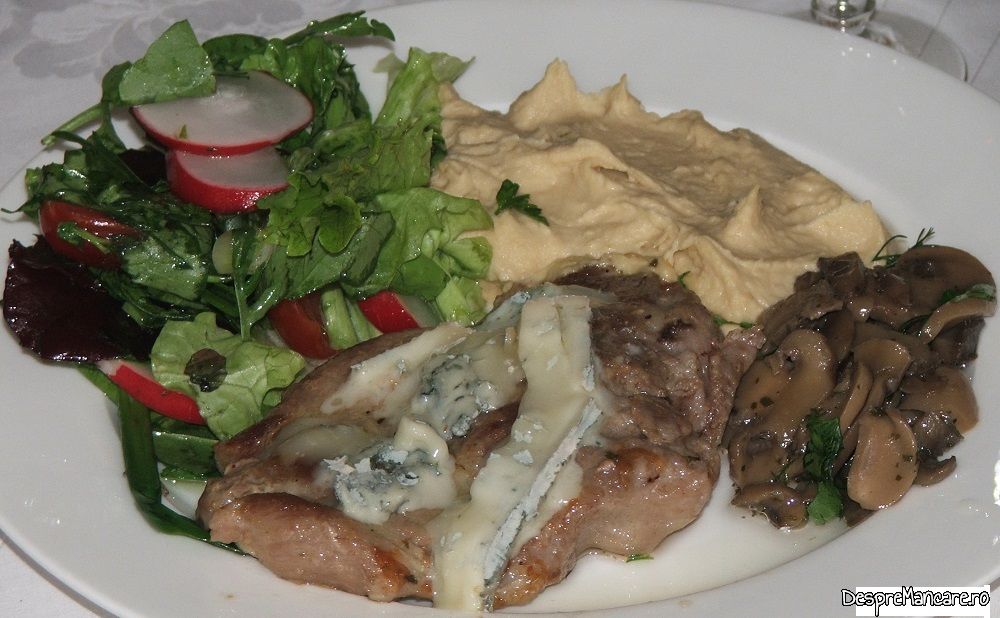 ceafa de porc la tigaie cu gorgonzola, naut, ciuperci si salata asortata (9)
