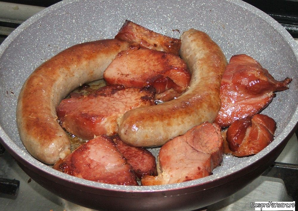 mamaliga boiereasca cu carne afumata si carnati proaspeti praznic de Craciun (12)