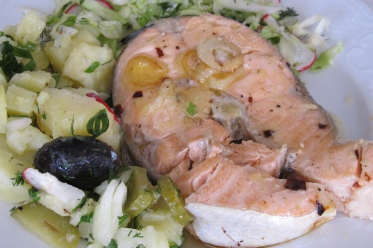 cotlet de somon la tigaie, cu salata orientala (6)