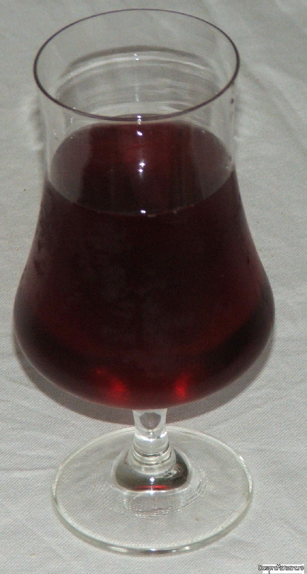 vinul casei rosu din struguri (2)