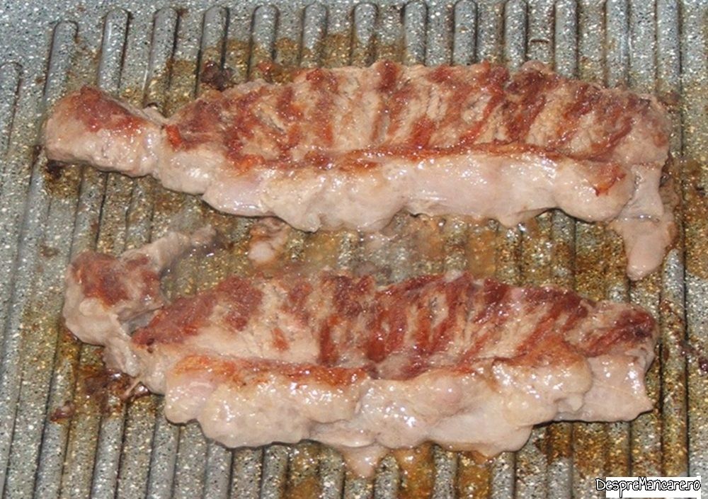 pizdulice de scrofita la tigaia gril, cu branza cu mucegai si mancare de fasole teci (4)