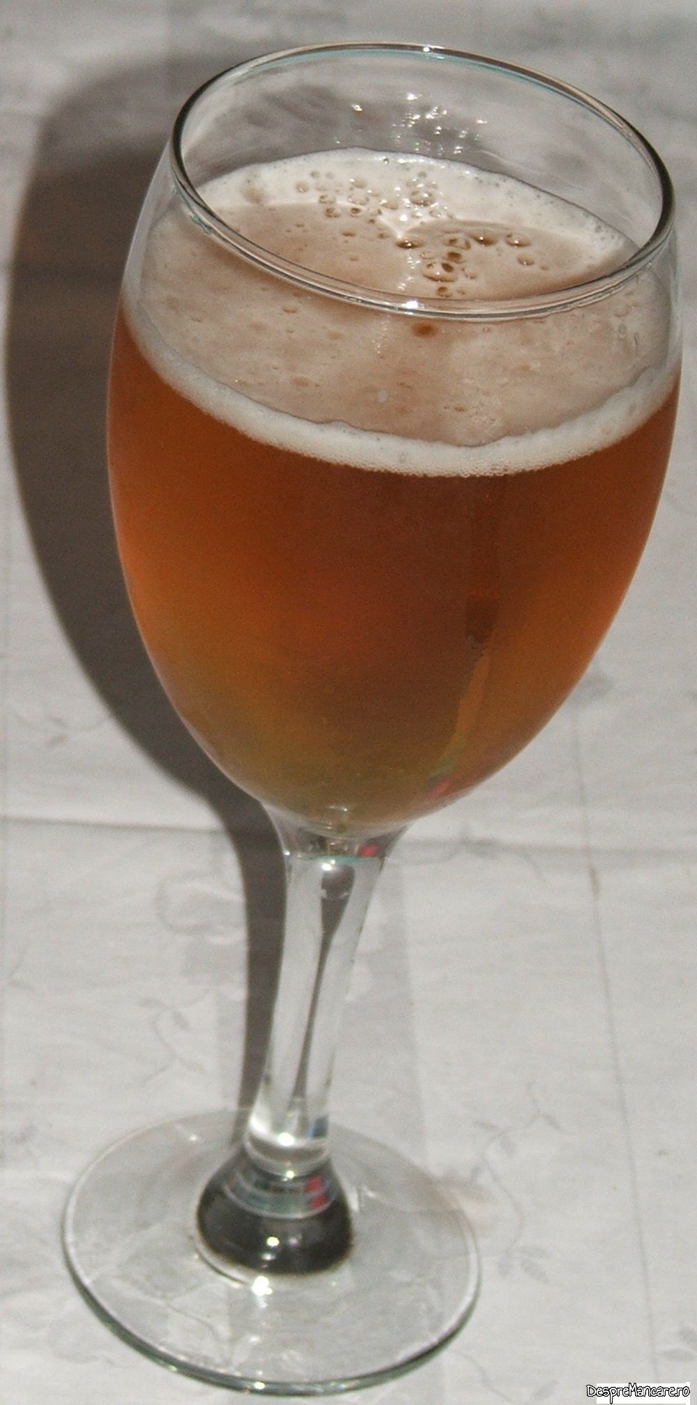 pahar cu bere blonda