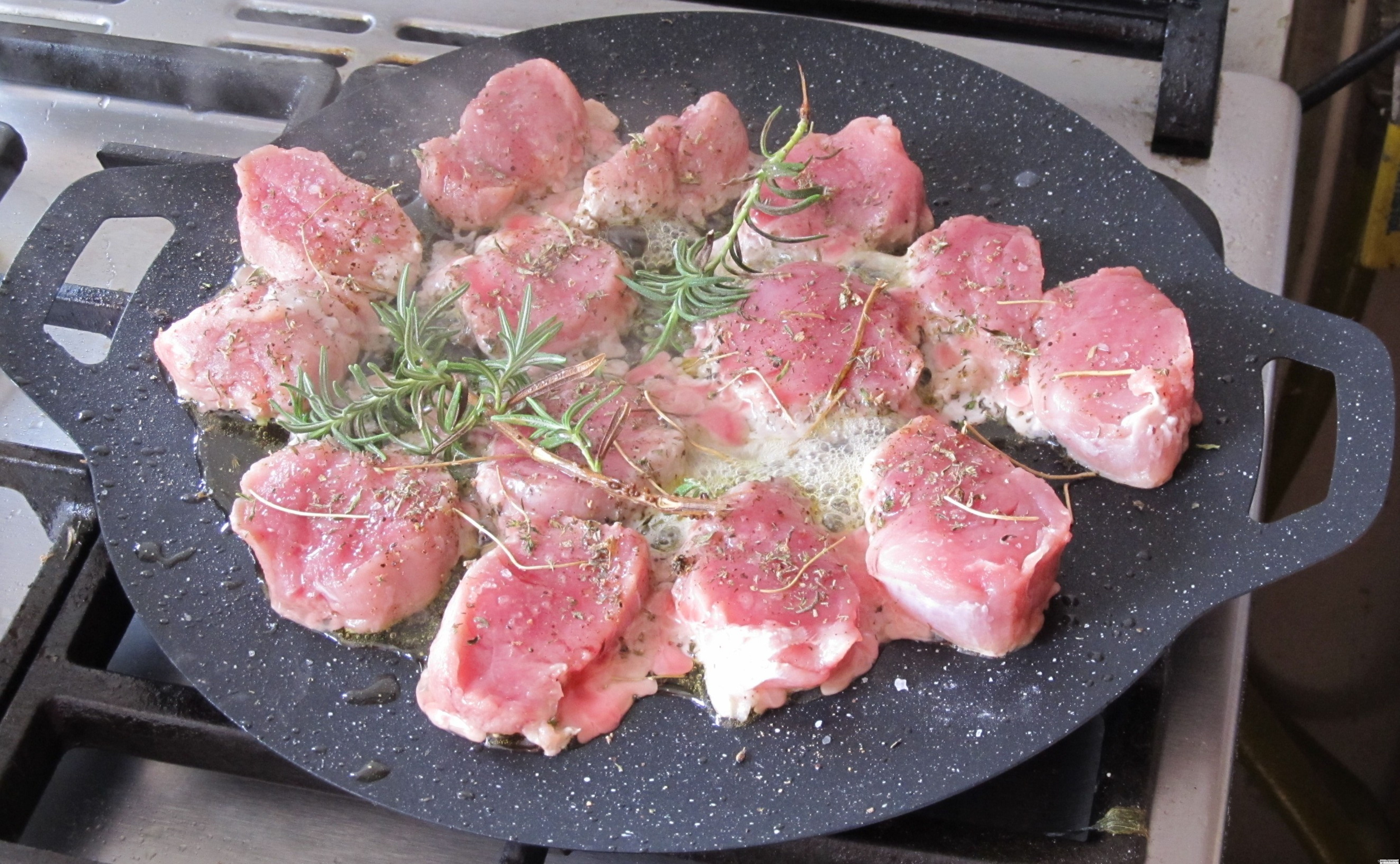 muschiulet de porc fript pe tigia japoneza, cu cartofi la cuptor (8)