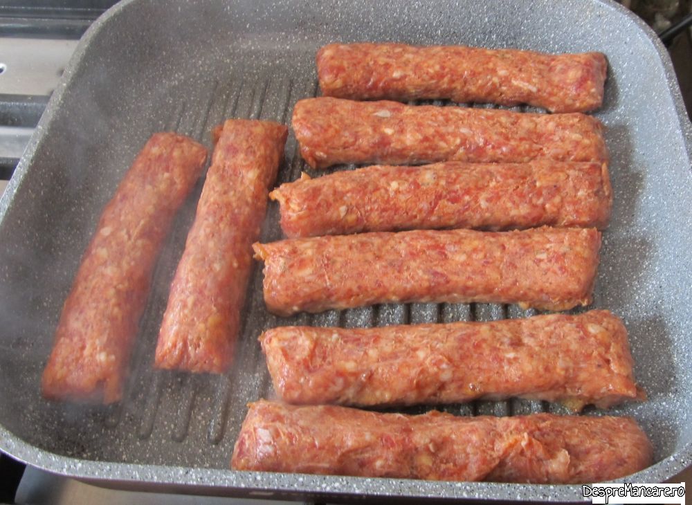 mititei la tigaia gril cu garnitura de ciuperci si salata orientala (14)