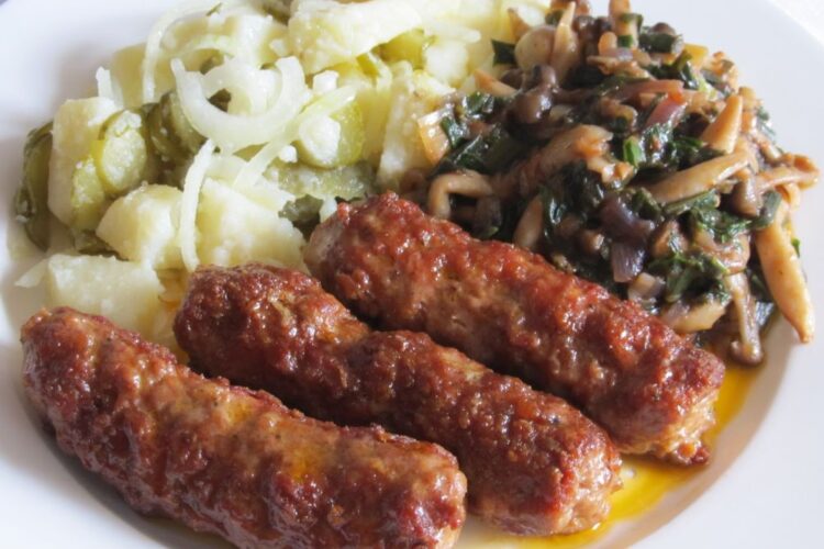 mititei la tigaia gril cu garnitura de ciuperci si salata orientala (18)