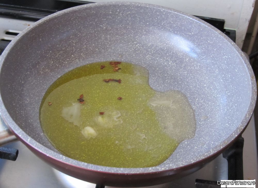 mititei la tigaia gril cu garnitura de ciuperci si salata orientala (3)