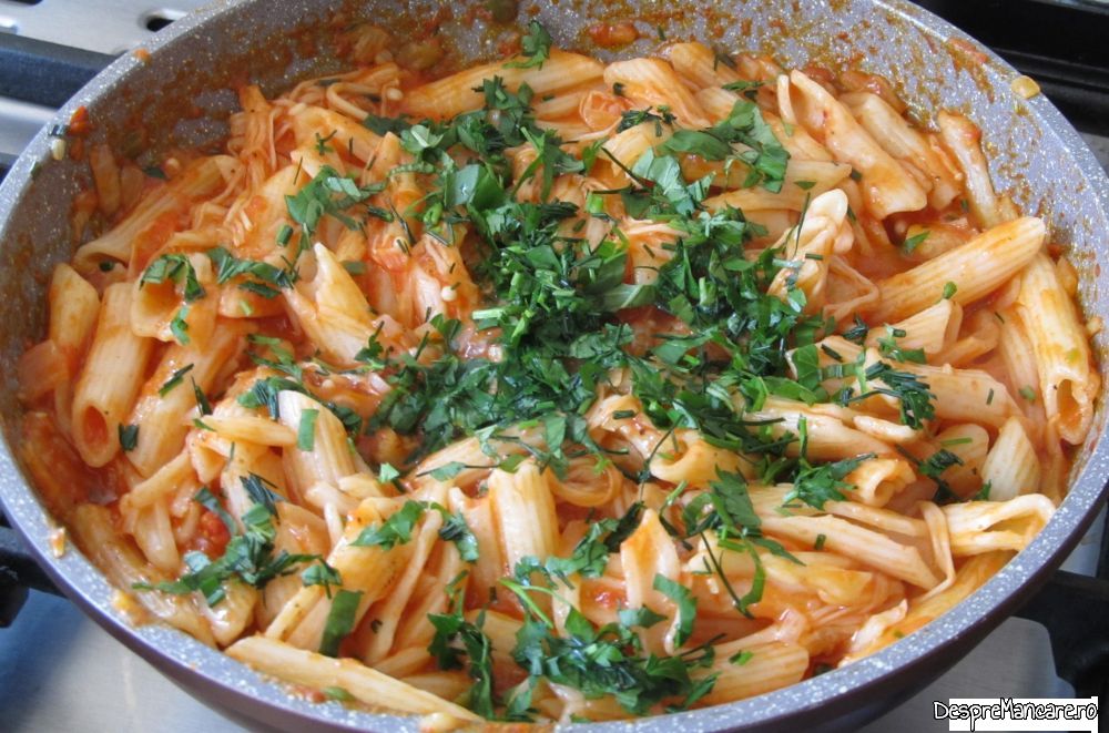 paste in sos de rosii cu ciuperci japoneze enoki (10)