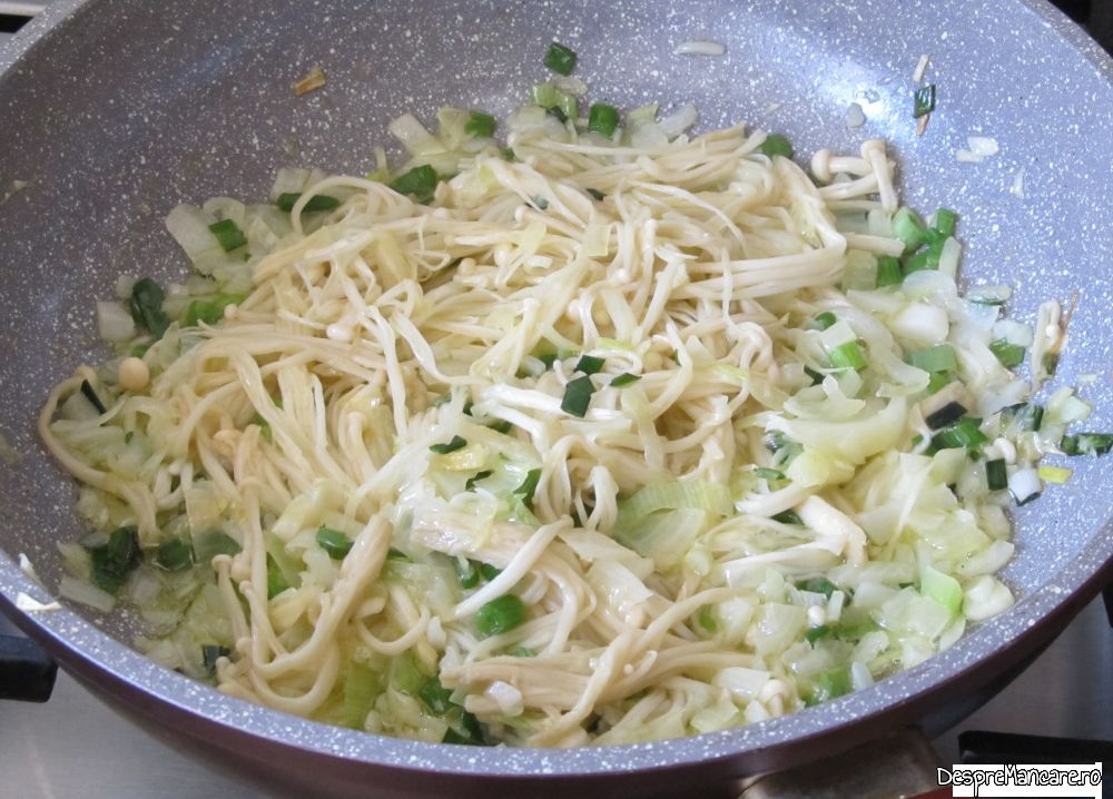 paste in sos de rosii cu ciuperci japoneze enoki (6)