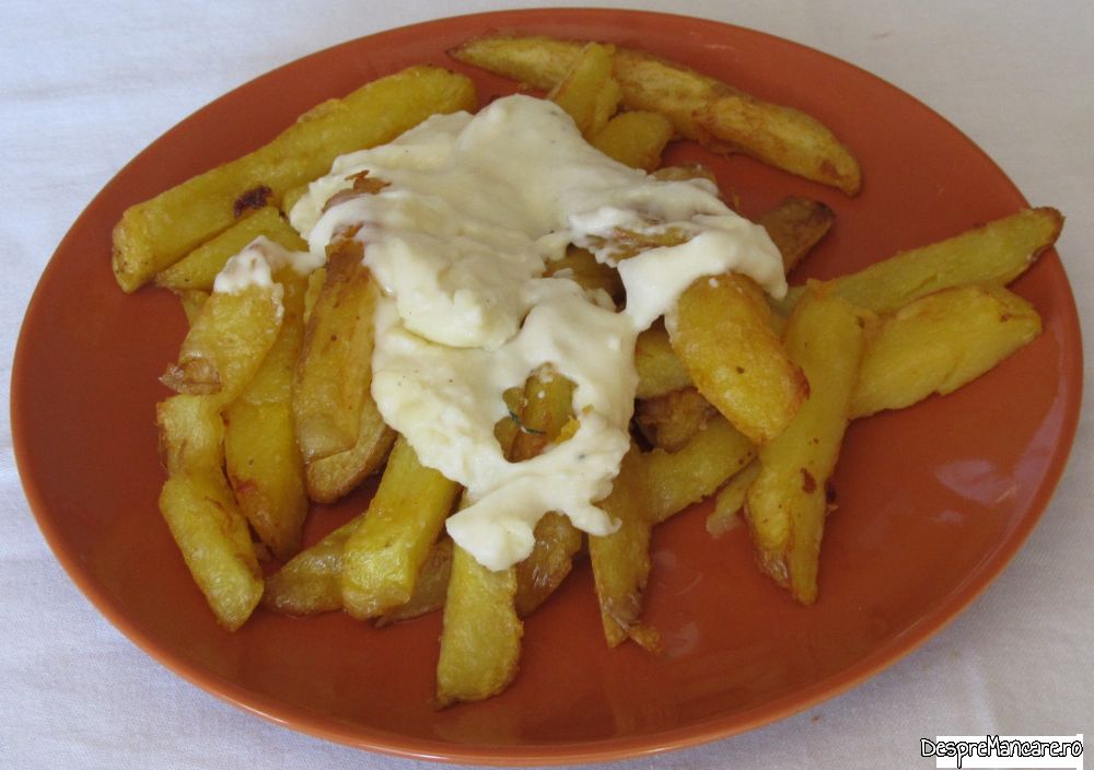 cartofi prajiti in untura de porc cu mujdei de usturoi verde si crema de branza de burduf (15)