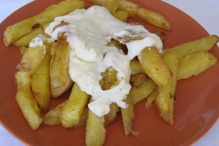 cartofi prajiti in untura de porc cu mujdei de usturoi verde si crema de branza de burduf (16)