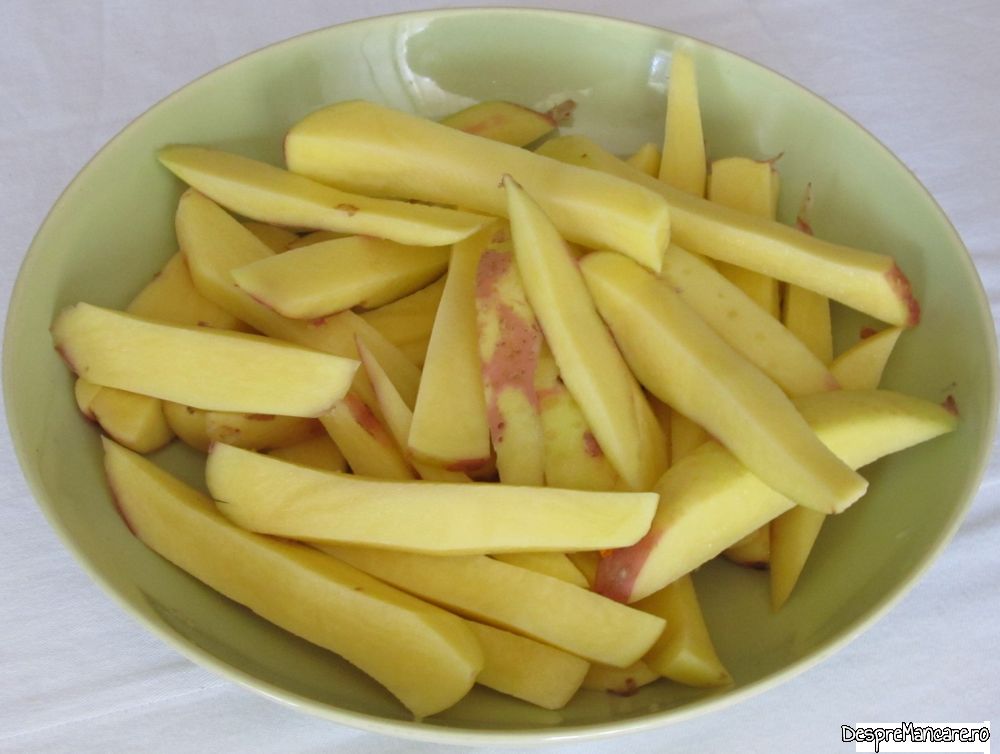 cartofi prajiti in untura de porc cu mujdei de usturoi verde si crema de branza de burduf (4)