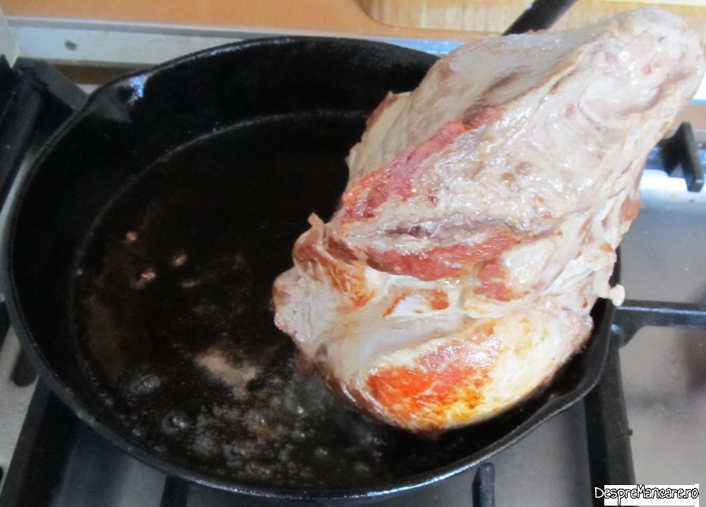 pulpa de porc cu condimente in tigaia de fonta la cuptor (3)