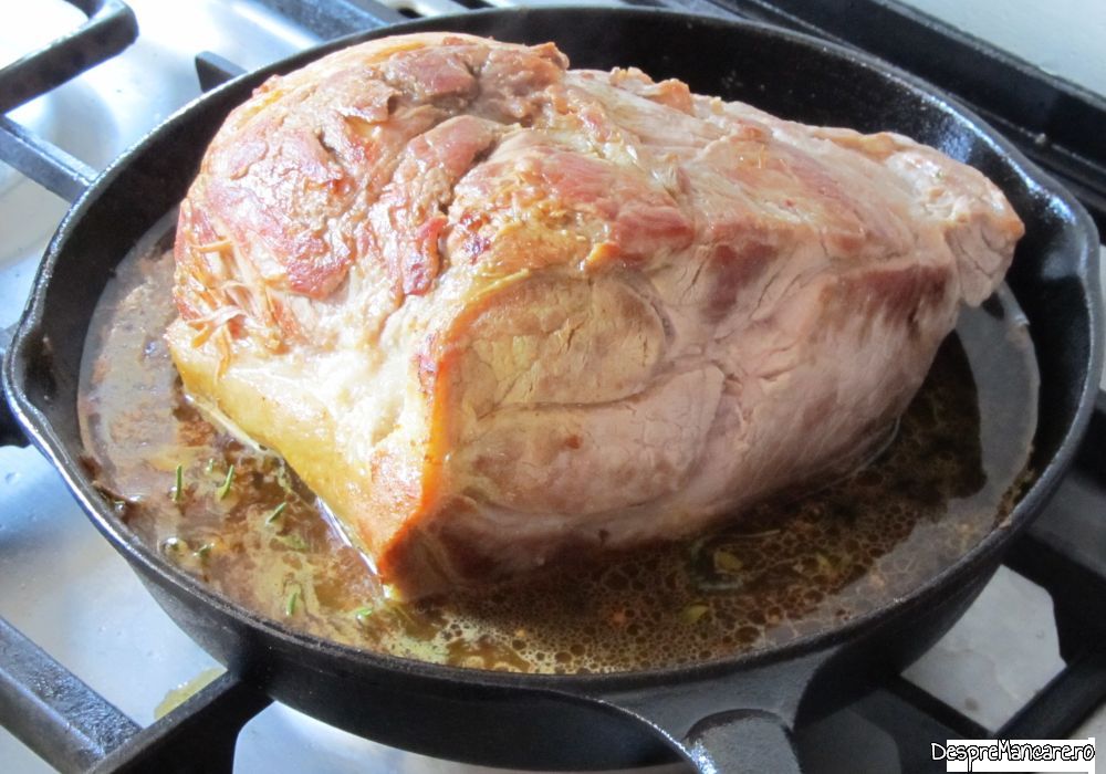 pulpa de porc cu condimente in tigaia de fonta la cuptor (4)