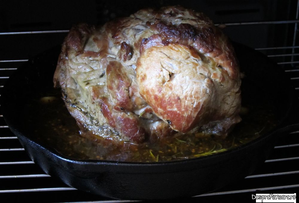 pulpa de porc cu condimente in tigaia de fonta la cuptor (7)