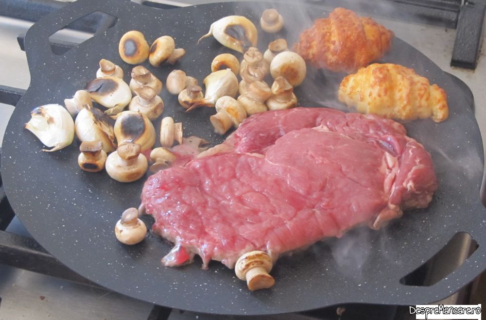 vita braziliana cu scoici Saint Jacques, ciuperci si gorgonzola la tigaia japoneza (10)
