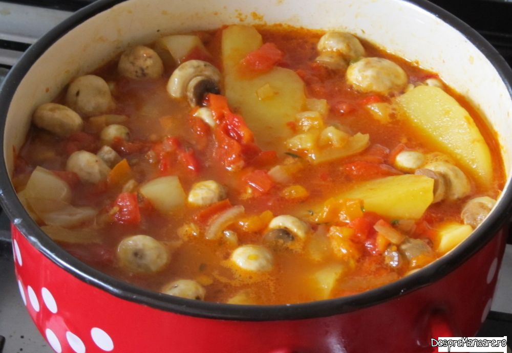 pulpa de vitel si carnati proaspeti din pulpa de porc la cuptor, cu mancarica de ciuperci si cartofi (10)