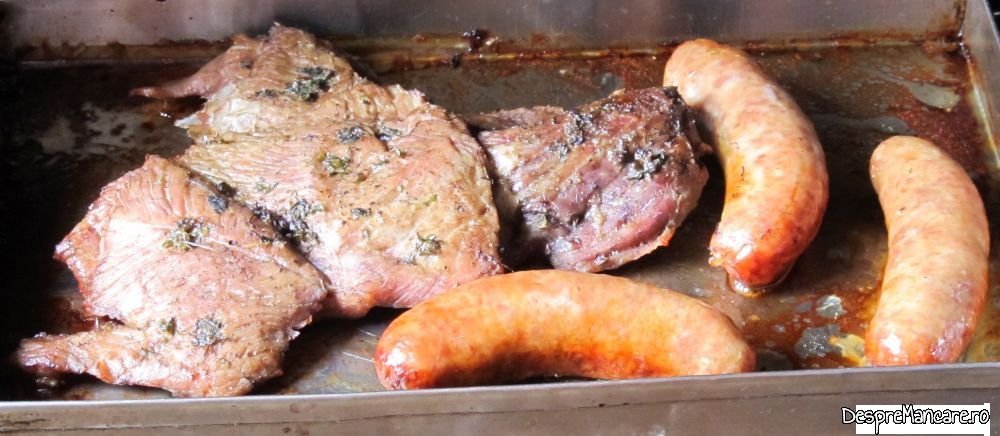 pulpa de vitel si carnati proaspeti din pulpa de porc la cuptor, cu mancarica de ciuperci si cartofi (11)