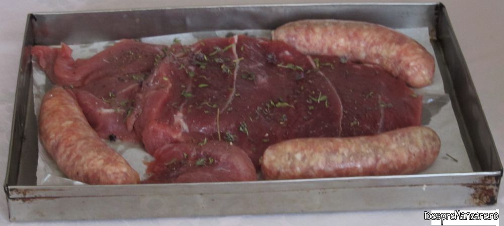 pulpa de vitel si carnati proaspeti din pulpa de porc la cuptor, cu mancarica de ciuperci si cartofi (2)