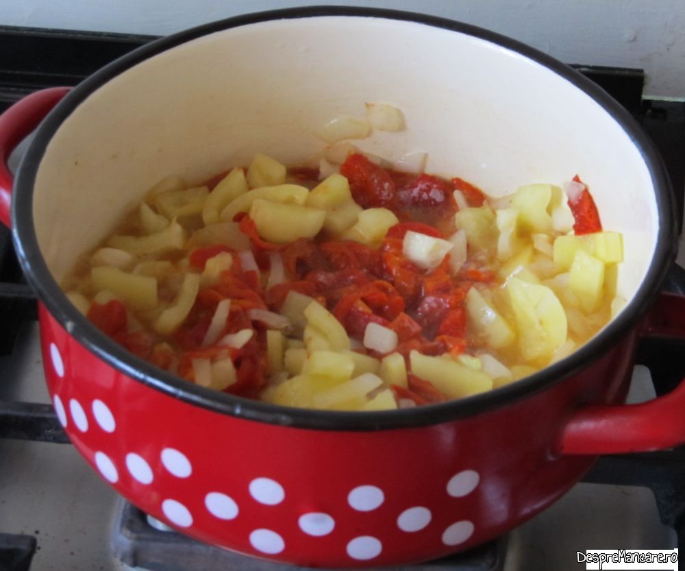pulpa de vitel si carnati proaspeti din pulpa de porc la cuptor, cu mancarica de ciuperci si cartofi (4)
