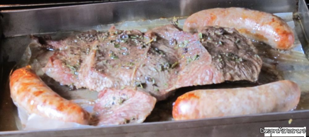 pulpa de vitel si carnati proaspeti din pulpa de porc la cuptor, cu mancarica de ciuperci si cartofi (7)