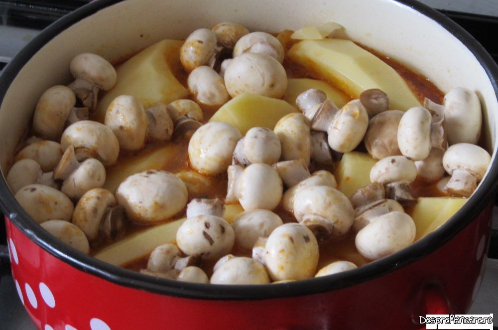 pulpa de vitel si carnati proaspeti din pulpa de porc la cuptor, cu mancarica de ciuperci si cartofi (8)
