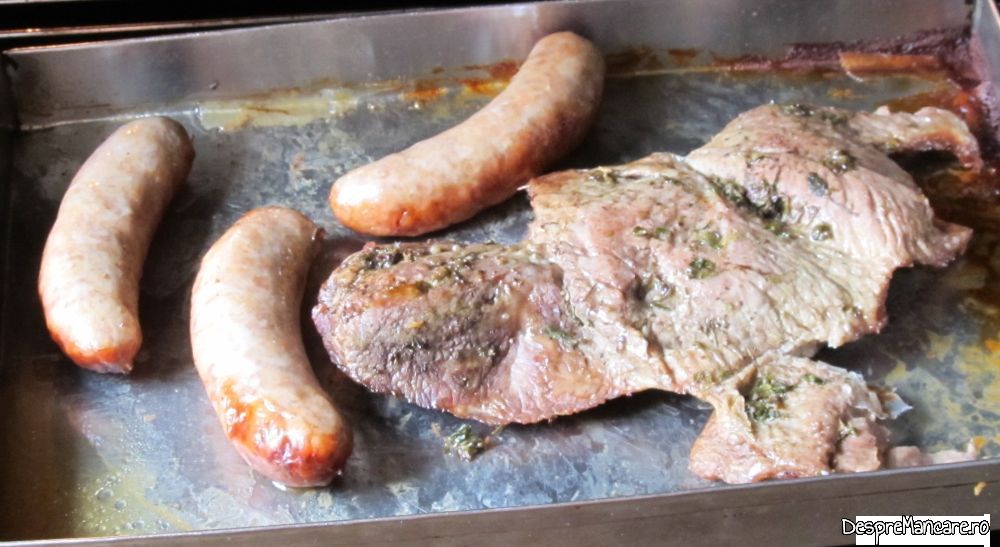 pulpa de vitel si carnati proaspeti din pulpa de porc la cuptor, cu mancarica de ciuperci si cartofi (9)